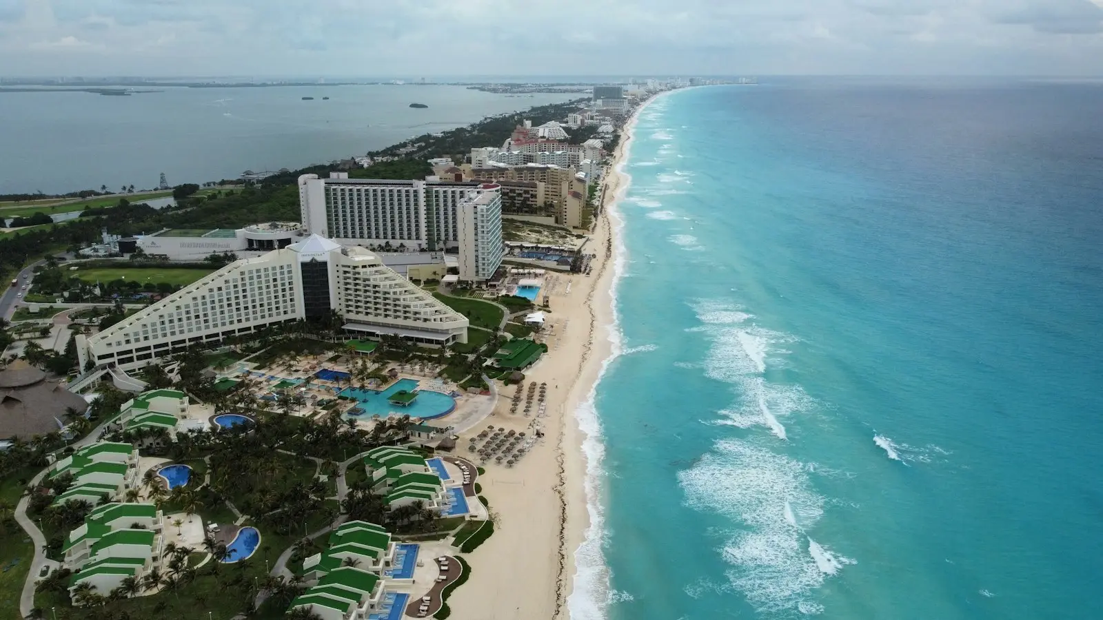 Vista aérea de la zona hotelera y la playa