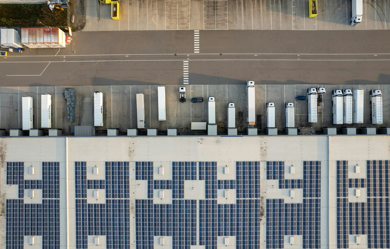 Vista cenital de una cubierta industrial con paneles solares