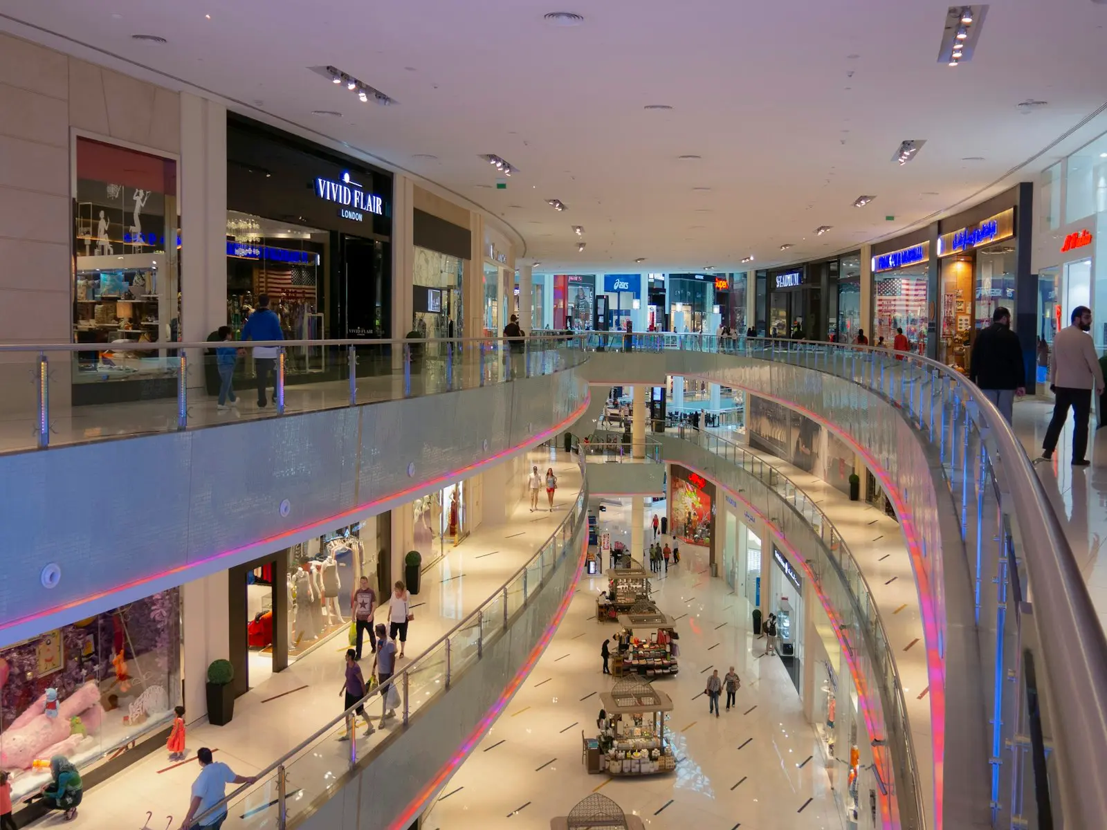 Interior de un centro comercial de varios niveles