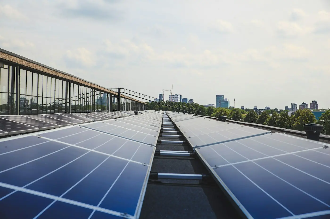 Hileras de paneles solares sobre la cubierta de un edificio