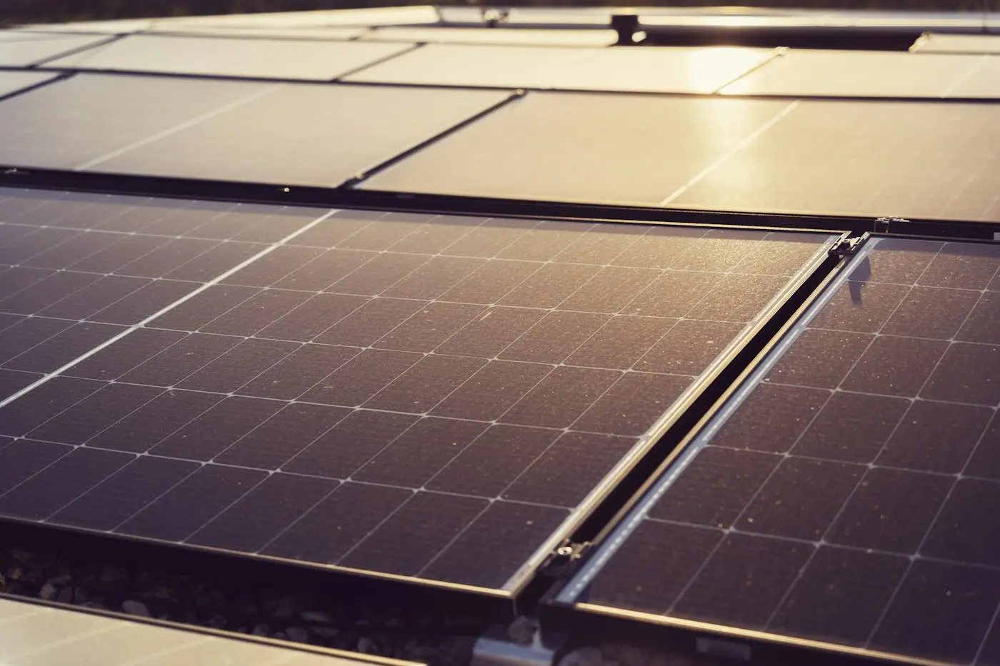 Paneles solares sobre una cubierta plana