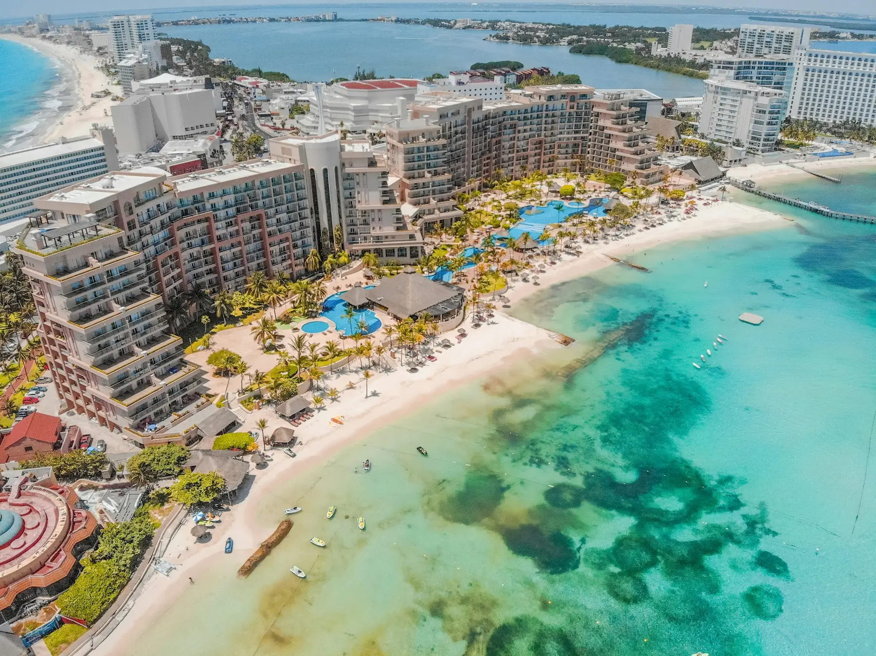 Vista aérea de hoteles frente al mar Caribe