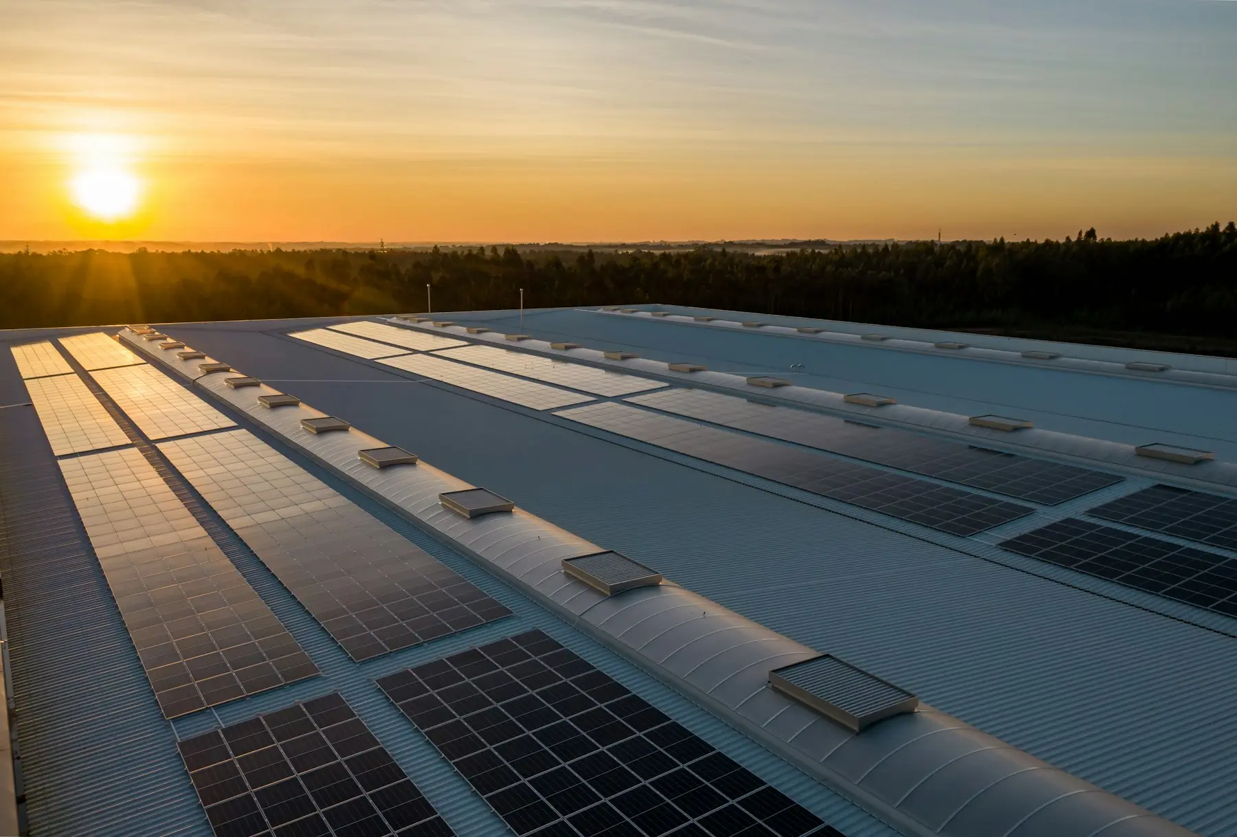 Cubierta comercial con paneles solares al atardecer
