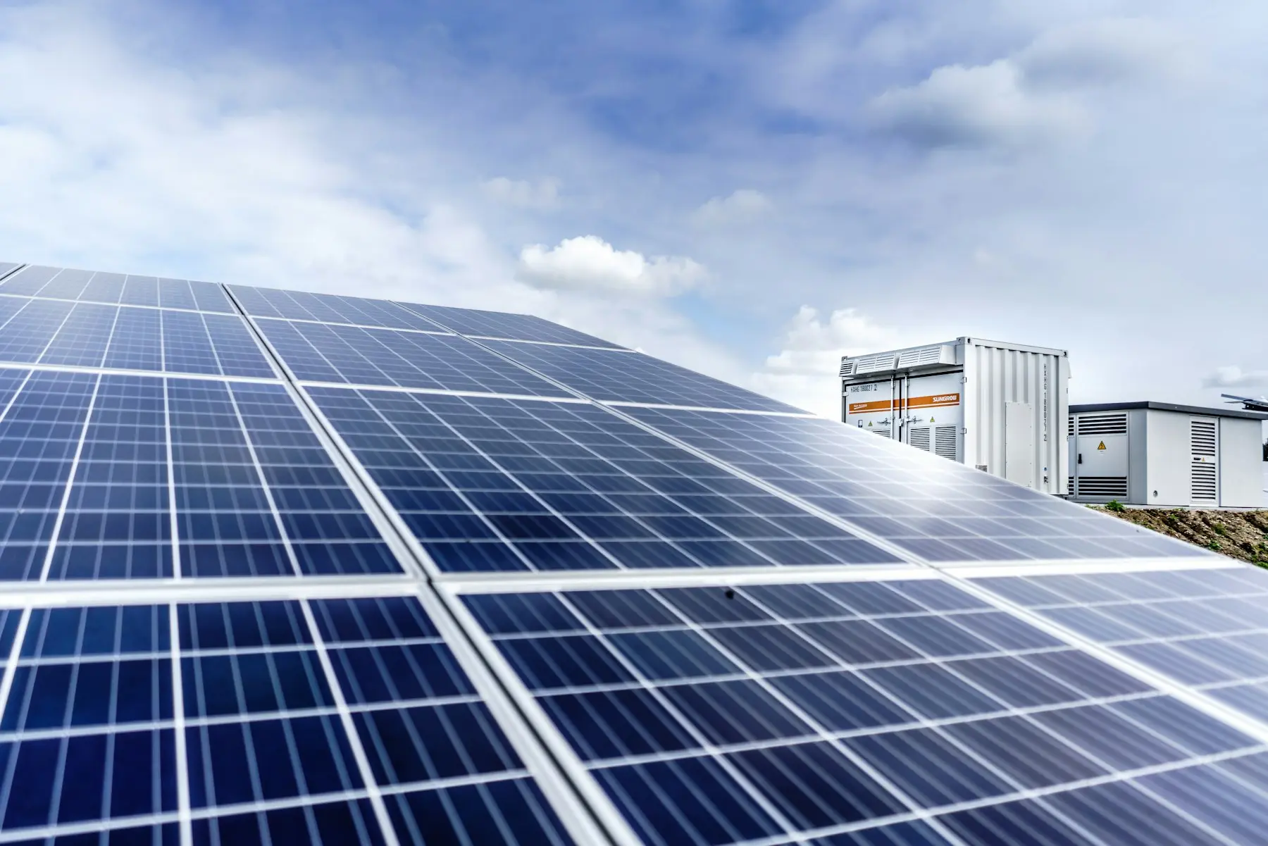 Paneles solares sobre una cubierta bajo un cielo despejado