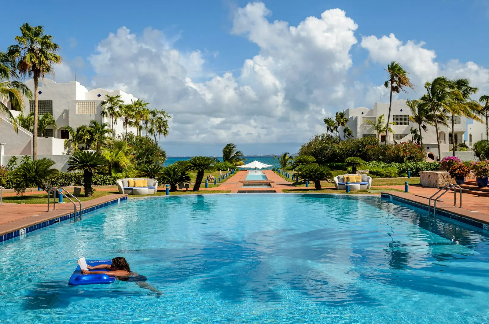 Alberca de un hotel rodeada de palmeras