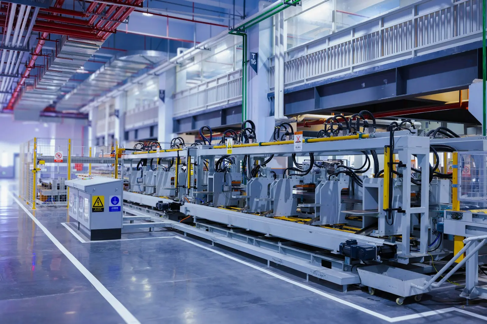 Línea de producción dentro de una nave industrial