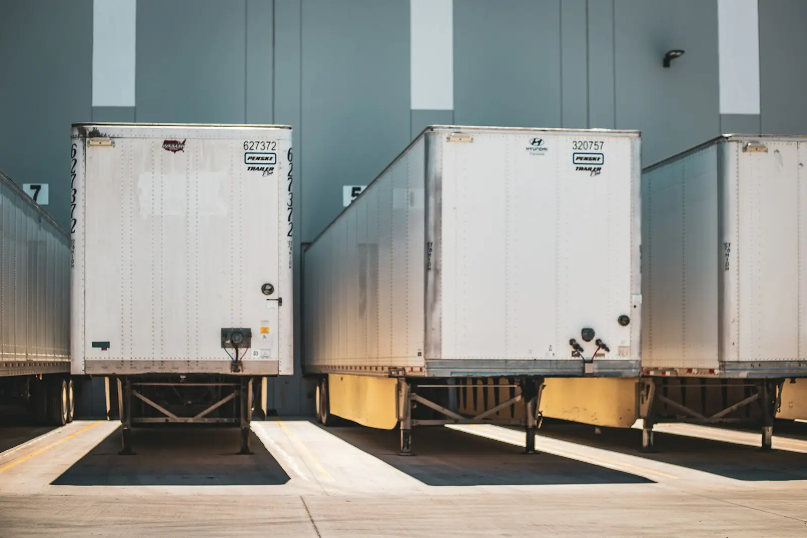 Remolques refrigerados en los andenes de un almacén